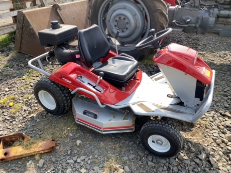 Lawnking Venturer ride on lawn mower 3hrs, key in office