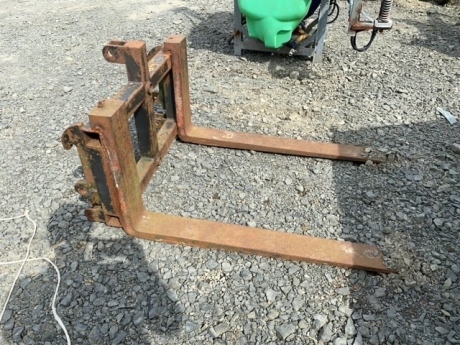 Set of pallet toes on frame with quickie loader brackets