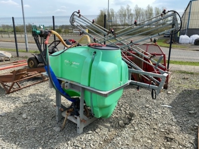 Full spray 660L 10m galvanised booms, wash tank available with owner, with shaft