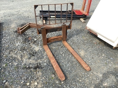 Carriage with pallet toes