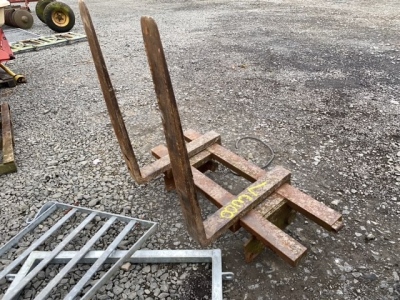 Set of pallet forks with manitou head