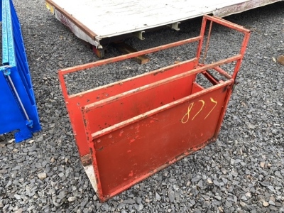 Dehorning crate for calves