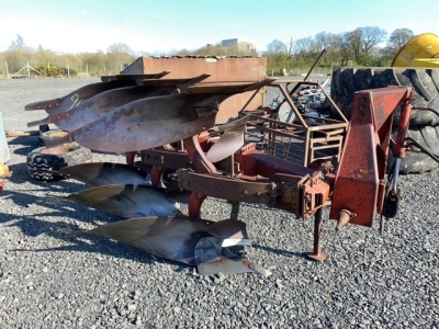 3 furrow Kvernland reversible plough with skimmers, rear discs and auto reset