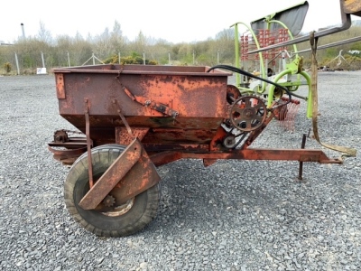 Trail fertiliser sower on ground drive