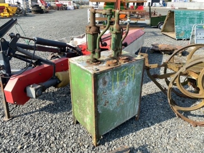 Oil dispenser with pumps