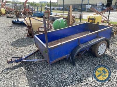 Tandem axle car trailer, missing the front 2 hubs and wheels