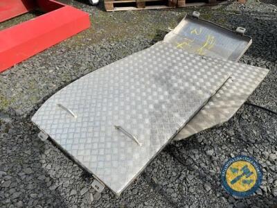 Digger safety guard for Manitou 1335