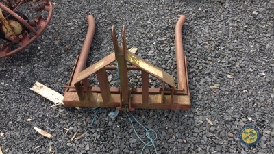 Nugent round bale lifter