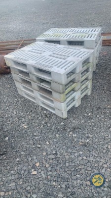 10 x heavy duty plastic pallets