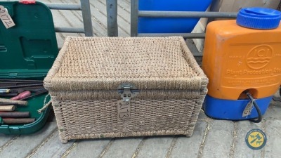 Basket with 2 chamber pots