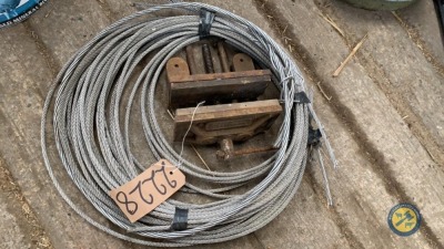 Small vice and wire rope