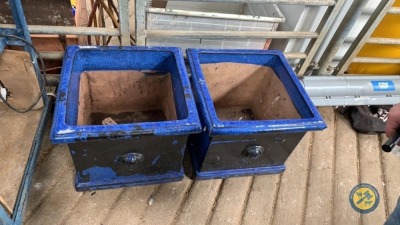 2 x large flower pots