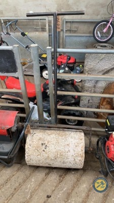 Garden hand roller