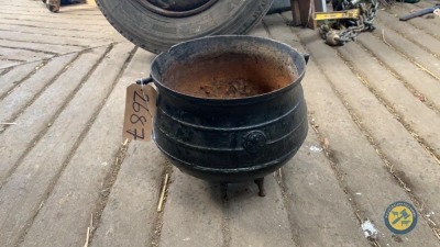 Cast iron pot 3 legged