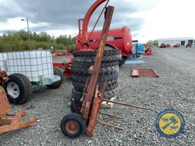 Forklift mast with detachable spike