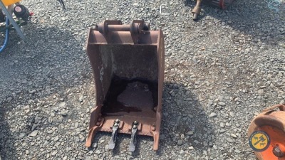 2ft JCB digging bucket complete with pins