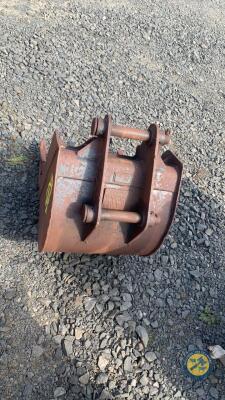 2ft JCB digger bucket complete with pins