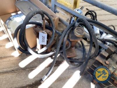 2 x hydraulic jacks