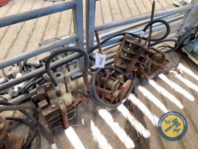 4 x hydraulic jacks
