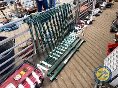 Fencer 2 posts 4 sections approx 4'6" galvanised & painted