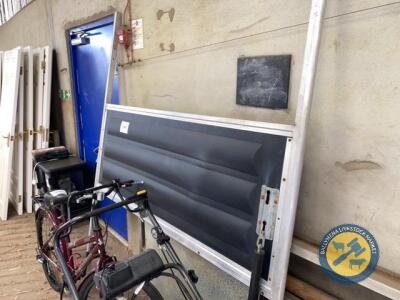 Dviding gate for horse box
