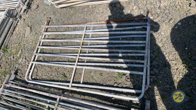 2 x 5ft galvanised hurldes no pins