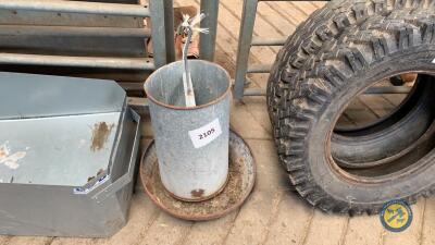 Hen feeder