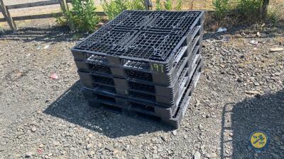 6 x plastic pallets