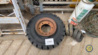 600x9 solid forklift tyre & rim unused