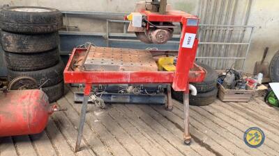 Concrete block cutter