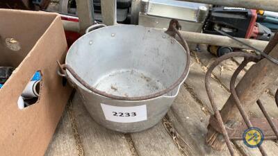 Aluminium bucket with handle