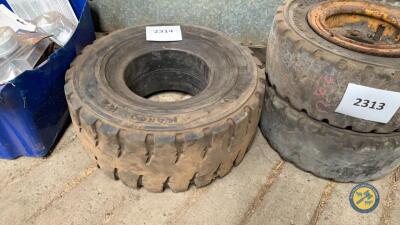 Solid fork lift tyre