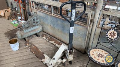 Crown pallet truck