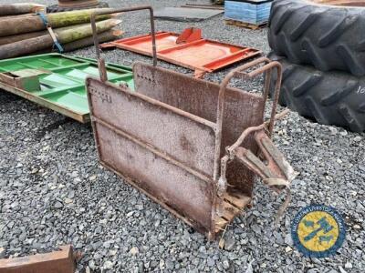 Calf dehorning crate