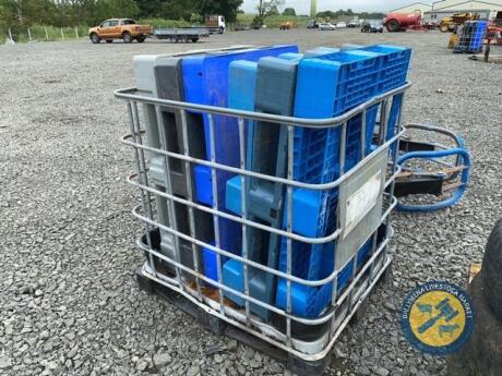 6 x plastic euro pallets