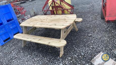 7x3.5" tanitised picnic table