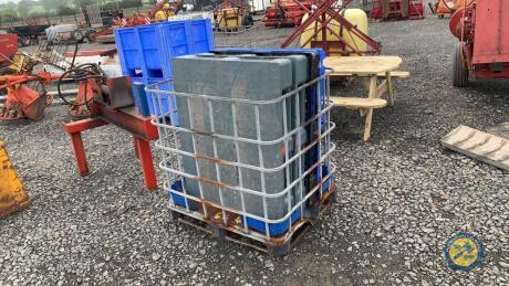 5 x plastic pallets