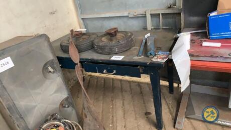 Work bench with 2 drawers