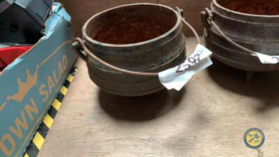 Cast iron pot with handle 3 legged