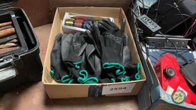 5 x tape meaasurers & gloves