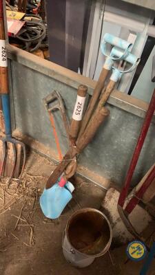 2 x spades, hedge trimmer, haksaw