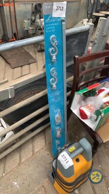 Curtain extendable pole with decorative ends