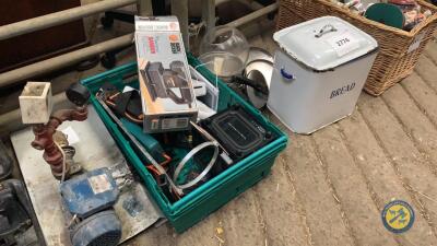 Box lot jigsaw Black & Decker sander & wii game