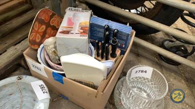 Box lot of kitchen knives & blender