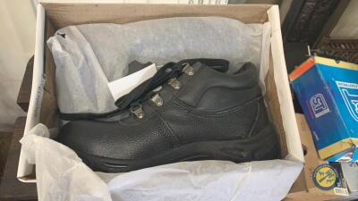 Black safety boots size 6