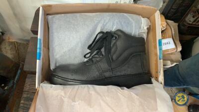 Light safety boots size 5
