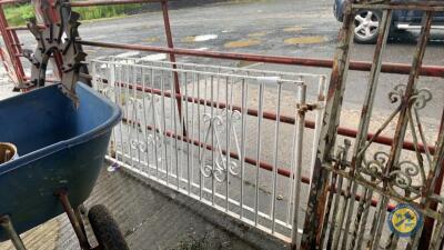 2 x white gates to fit 12ft driveway