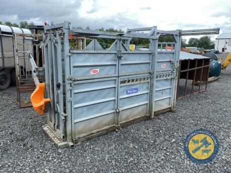 Ritchie & Hamilton cattle crush with head scoop & side opening gates