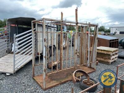 Cattle clipping crush on wheels with side gates