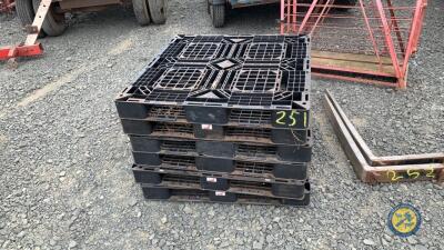 6 x plastic pallets